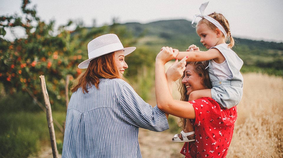 Un couple lesbien avec son enfant : toutes deux considérées comme les parents légaux