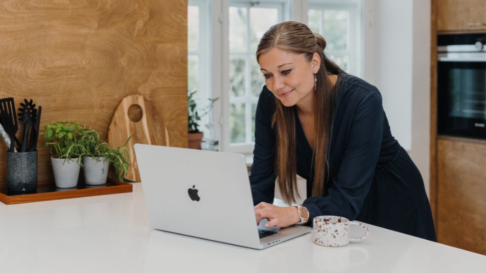 Femme devant un ordinateur demandant une consultation gratuite chez Cryos Femme devant un ordinateur demandant une consultation gratuite chez Cryos