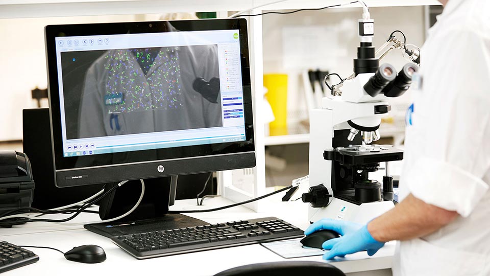 Esecuzione di un test di qualità del seme per misurare la motilità degli spermatozoi presso il laboratorio di Cryos