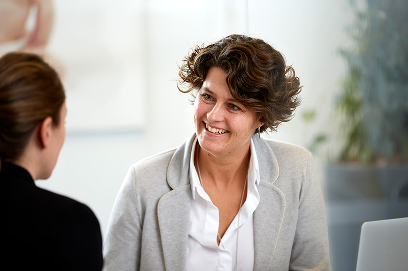Cryos customer service consultant speaking to a partner clinic about what Cryos offers 