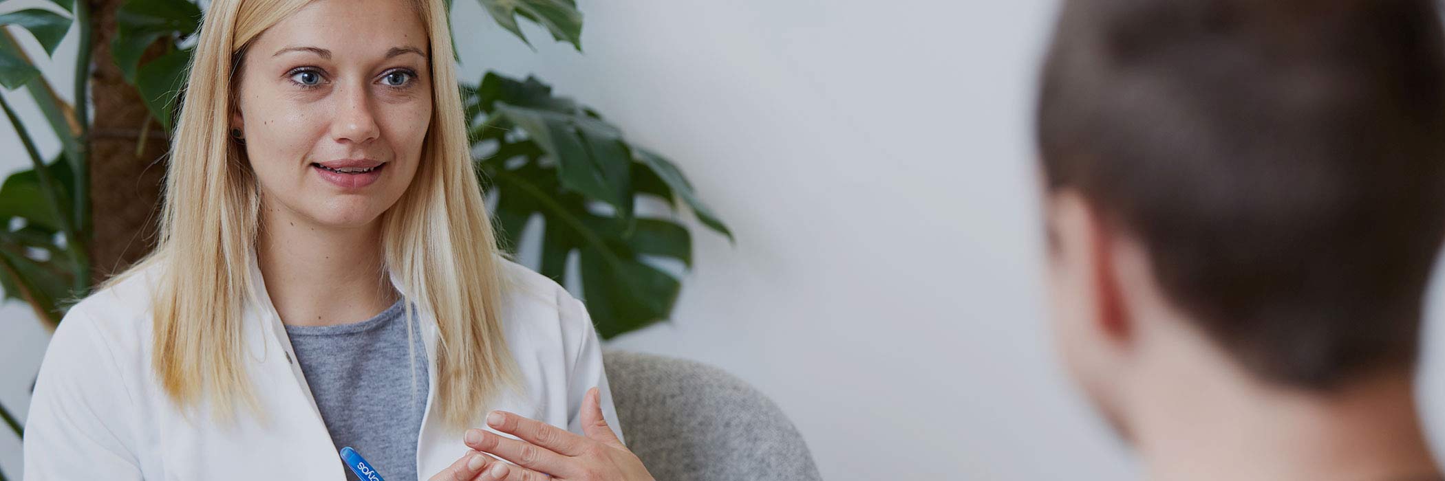 Cryos sygeplejerske der fortæller om hvordan Cryos screener donorer for at sikre den bedste kvalitet på sædstrå