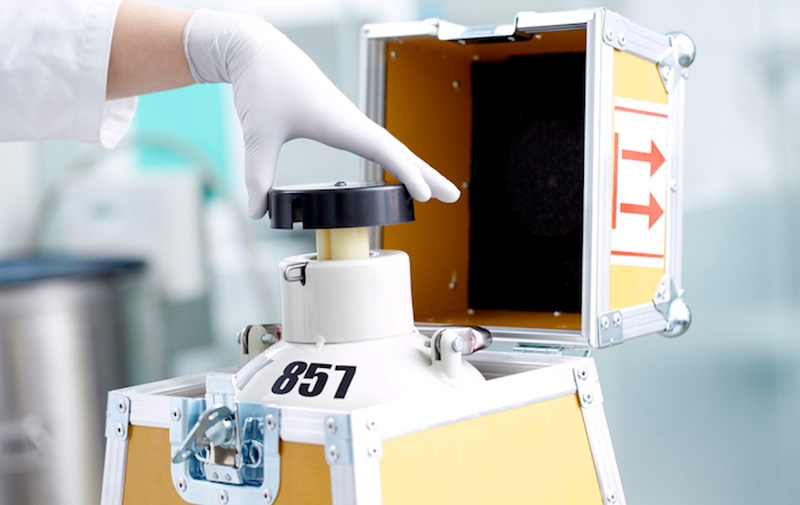 Tecnico di laboratorio di Cryos che prepara un serbatoio di azoto per la spedizione a una clinica di fertilità