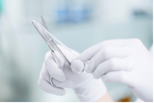 Couper la paillette de sperme Cryos avant le traitement clinique 