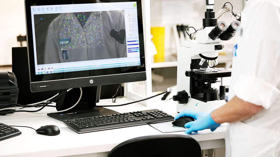 Un medico esegue un test genetico sul seme di donatore in laboratorio