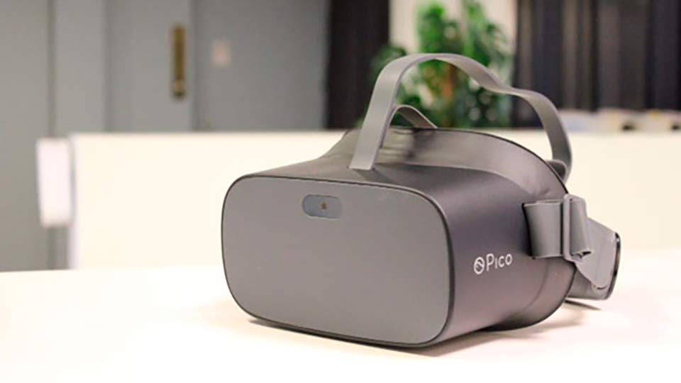 VR headset for donors at Cryos International