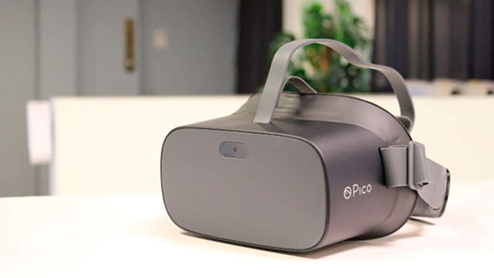 VR headset for donors at Cryos International
