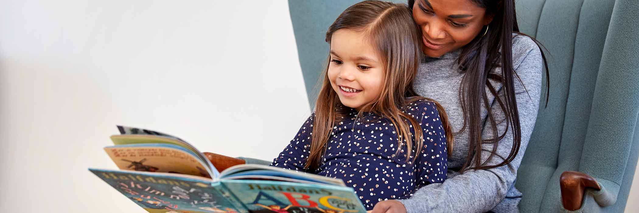 Cryos donor child and mother reading stories